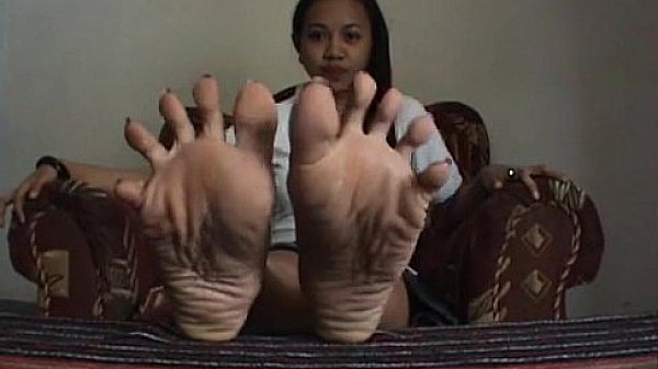 627799 wide toe spreading amp long toe nails 