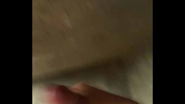 Muchacho se masturba en el ba&ntilde_o de su casa