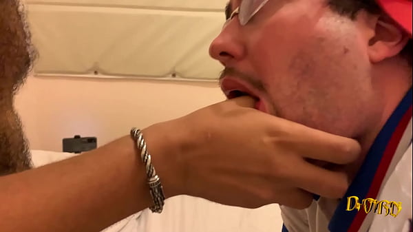 nerdzinho esquerdista da escola foi ajudar no trabalho de hist&oacute;ria e levou rola do valent&atilde;o (COMPLETO NO RED) 