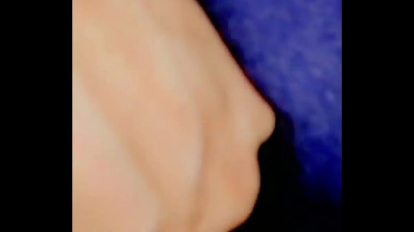 Nos salimos de clases para ir a follar en mi casa le hago su primer squirt 