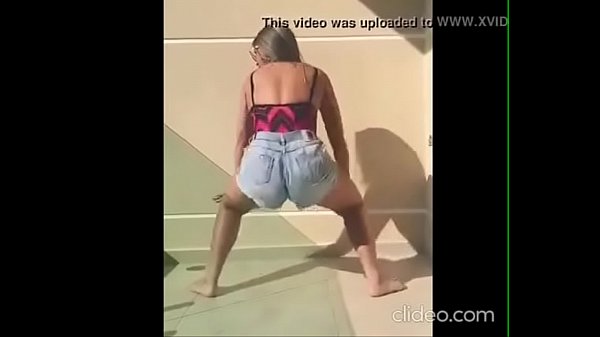 Shortinho enfiado na bunda enorme