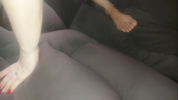 A melhor amiga veio consolar a esposa e acabou pegando ela no flagra do marido