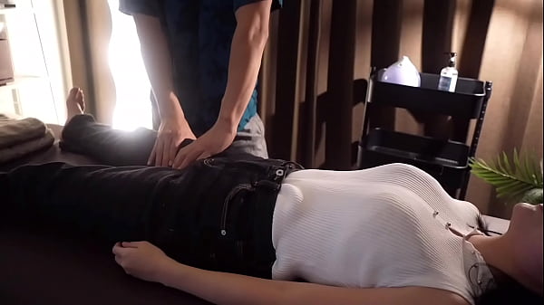 Play MP4 - 「ダメッ&hellip;&sol;&sol;&sol;」性感マッサージで禁断の挿入！感度抜群な身体に後ろから高速ピストンされて何度も中イキ　バック　ハメ撮り　オイル　巨乳　かわいい　素人　カップル　投稿　個人撮影　日本人　えむゆみ