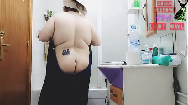 GreenDeerOwl takes a shower so you can see her whole body 