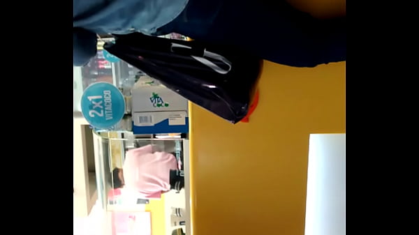 Culona grabada en centro comercial