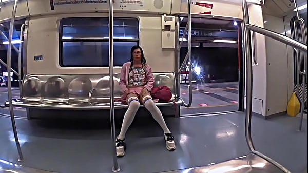 Me vio exhibiendome en el_metro con putifalda asi_que me pidio que le hiciera una_chaquetita CRUSHING REAL EN EL METRO masturbando a un desconocido