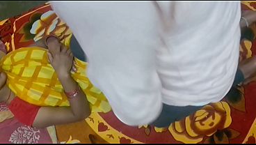 Nonton Hot Swinger In Yellow Saree Wife Ke Sone Ke Baad Jiju Ne Sali Ki Kari Jam Ke Chudai thumbnail