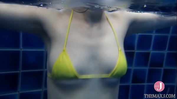 Play MP4 - 黄色のビキニが似合う彼女とプールデート、泳いでる姿を水中カメラで撮影してみました - 山中 真由実 &lbrack;bmay-009&rsqb;