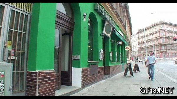 Babe_spreads_lengthy_legs