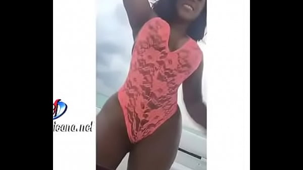 Candy Flow cuero dominicano en traje de ba&ntilde;o y gran culo 