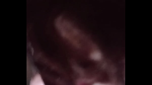 La moglie cicciona_lo prende in_bocca di nascosto dal marito