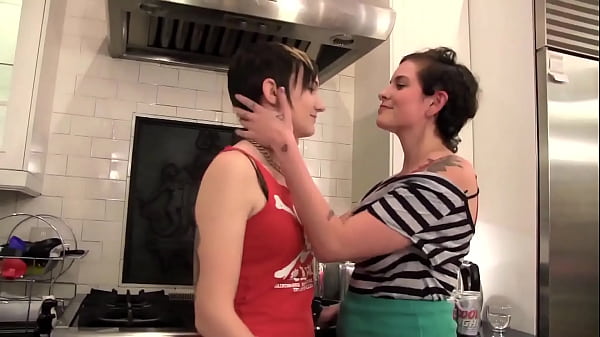 Nonton Lesbians Nikki Hearts And Her Friend Two Sluts With Tattooed Skin And Red Hair Fuck Gently thumbnail