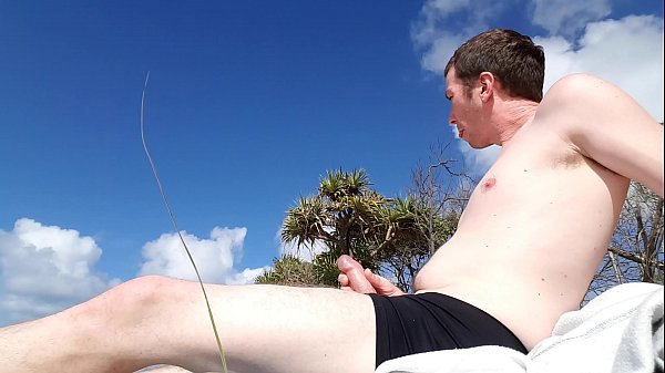 Play MP4 - Beach Jerk Off
