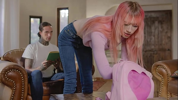 Pillo a mi hermanastro mirandome el culo, &iquest;Quer&iacute;a follarmelo? 