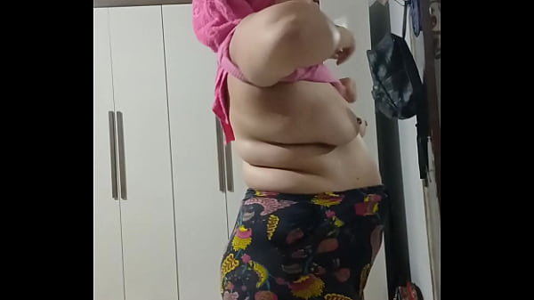 Gordinha brava sendo gravada pelada com pircis na tela