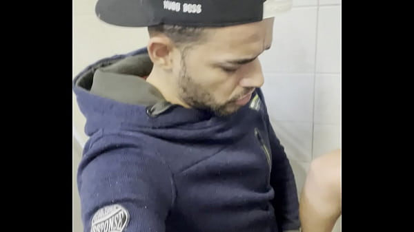 Fodendo A Gay Rabuda No Banheiro Da Academia thumbnail