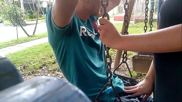 tio pervertido saca su polla en_un parque EN SERIO se lo_chupe y_saque toda su leche en_mi cara_y mi boca todas_las personas que_pasan por el lugar se quedan viendo