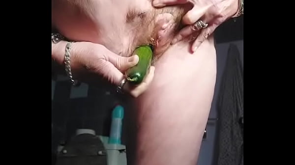 Play MP4 - Oma neukt harige kut met komkommer