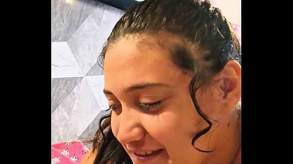 Encuentro A Mi Hermanastro Masturb&aacute;ndose En Mi Cama thumbnail