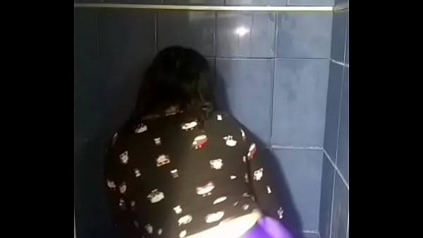 Mi novia sacudiendo las nalgas 