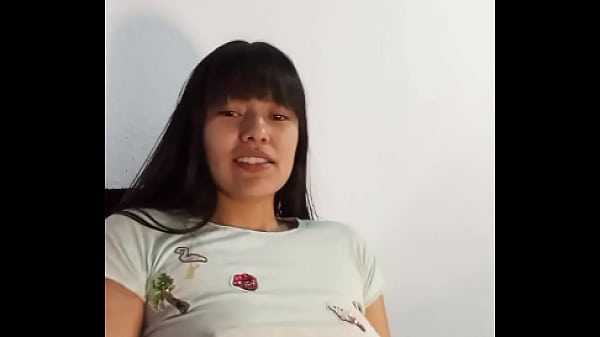 Cachonda y caliente se masturba para ti ella sabe correrse a chorros