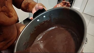 Uma linda an&atilde_ fodida pelo coelhinho da p&aacute_scoa