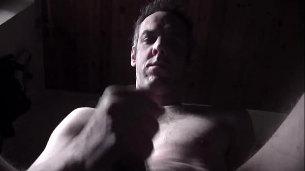 Play MP4 - Froci e puttane inginocchiatevi e spalancate la bocca che vi sborro in gola&excl;