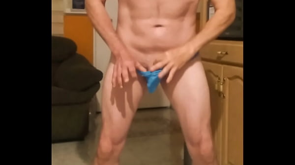 Baile al desnudo iniciando con tanga. 