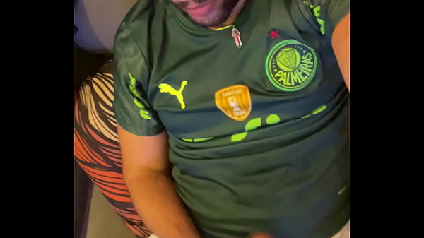 Play MP4 - TORCEDOR DO PALMEIRAS COMEMORANDO VITORIA DO JOGO COM UMA BOA LEITADA&period;