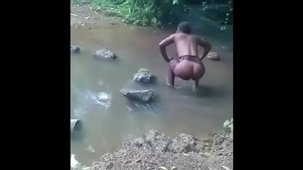 Une Houe Africaine Se Baigne Dans La Rivi&egrave;re Et Se Fait Baiser Par Des Inconnus - Partie 1 thumbnail
