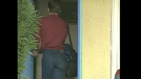 Play MP4 - Jake Andrews had not enough money to pay for his car replacement transmission and automobile mechanic Rod Garetto proposed him to compensate that amount with dancing back door boogie