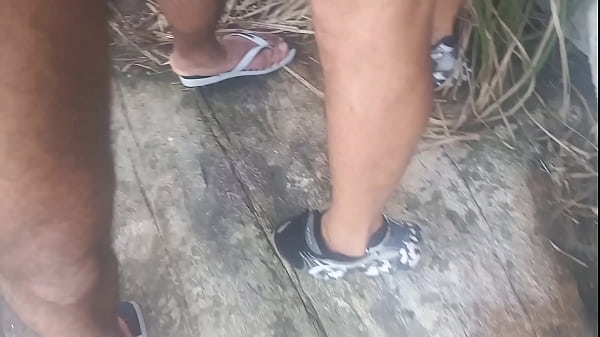 Sexo no mato durante a pescaria 