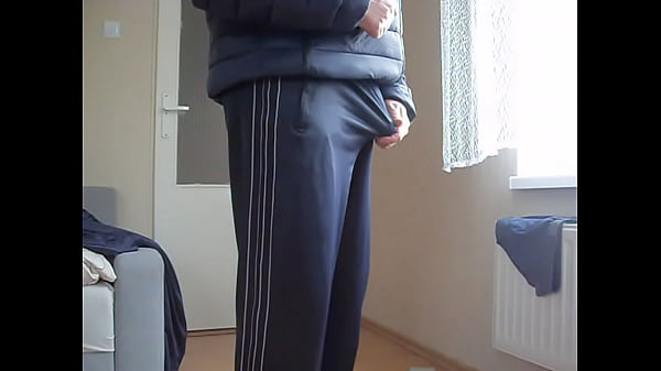 Play MP4 - &Sacute;liskie dresy i kurtka gay masturbacja