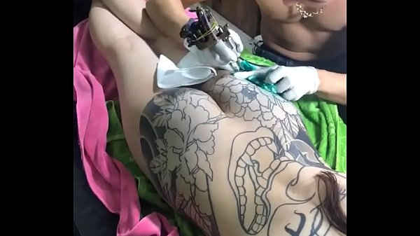 Viet girl make a tattoo