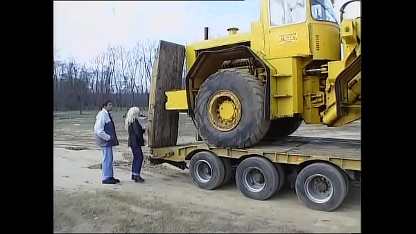 Camionista si scopa la moglie tettona del suo capo