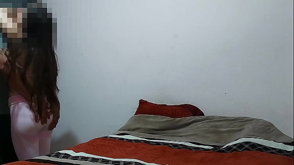 Viejo rabo verde seduce a morrita aun en edad de bachillerato la ve en la calle y le ofrece dinero el viejo puerco y la tonta chamaca cae en sus garras sus padres le hablan al celular en medio de la culeadera casero real no finjido