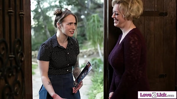 Fan girl licks_milf voice actress of her favorite character