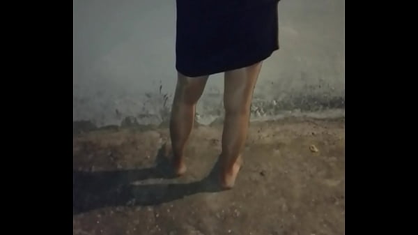 Külotlu çoraplı olgun kadıngece vakti temizlik yapıyor