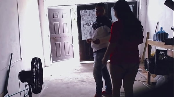 Mi Cornudo Esposo Me Graba Con C&aacute;mara Escondida Mientras Le Muestro Mi Culo En Tanga De Lencer&iacute;a Al Afortunado Repartidor. Soy Hotwife Muy Cachonda Que Me Encanta Exhibirme A Desconocidos thumbnail