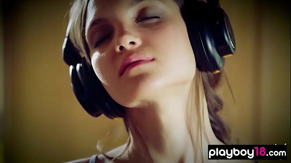 Singer_sensual striptease in frontof the microphone