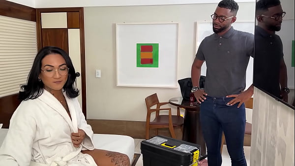 Play MP4 - O t&eacute;cnico do motel entrou no meu quarto pra consertar a TV e acabei levando 23cm no rabo