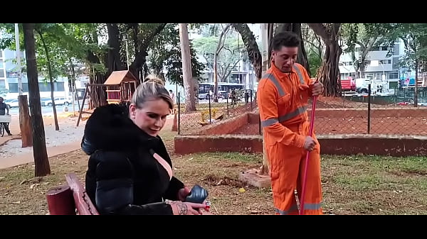 O faxineiro_estranhovarrendo as folhas também tem_que limpar o cu_da chefeloira com uma escova veja no XRD ou assina vem