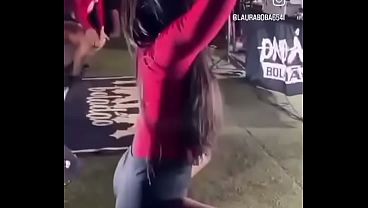 Novinha rebolando