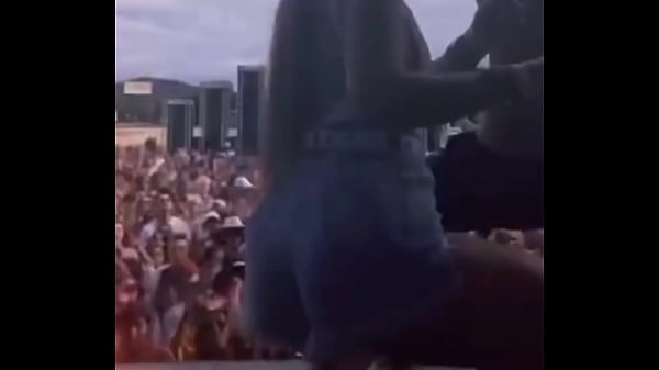 Nonton Gostosa Descendo At&eacute; O Ch&atilde;o thumbnail