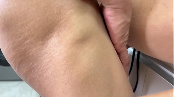 Dei para meu padrasto na cozinha e fui pega no flagra