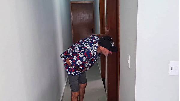 Play MP4 - Velho maduro entra no banheiro com novinha&excl;