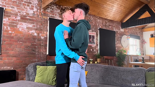 Play MP4 - Kinky Jesse Evans and Alexis Scott bareback after make out