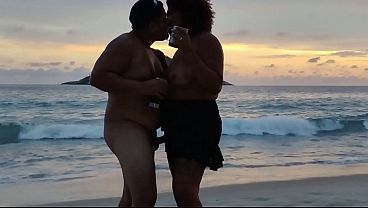 Nonton Hotwiffe Fudendo Na Praia Jovem thumbnail