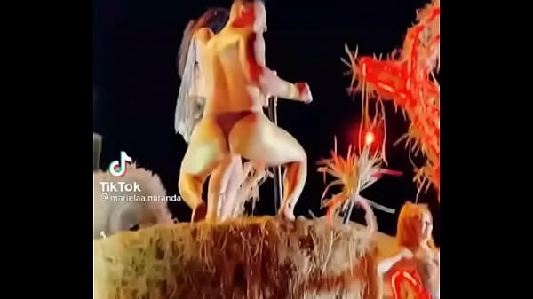 Stripper bien dotado en carro del carnaval 