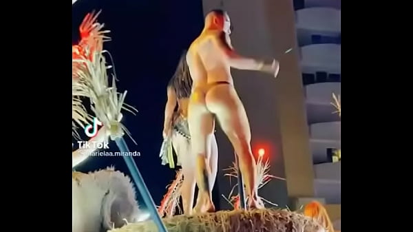 Hombre stripper en el carnaval de Mazatl&aacute_n